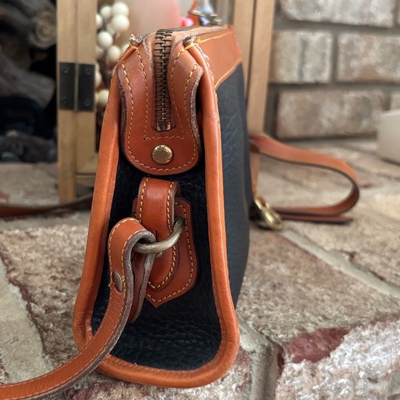 Vintage Dooney & Bourke All Weather Leather Black Cognac Zipped Crossbody Purse - Picture 5 of 16